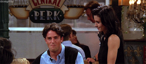 Gif de Chandler y Mónica (de la serie Friends) en el que Chandler está fumando y Mónica le riñe