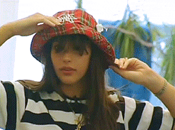 Gif de una mujer probándose diferentes sombreros
